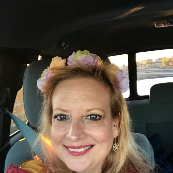 Meet your Posher, Bev - Picture 1 of 1